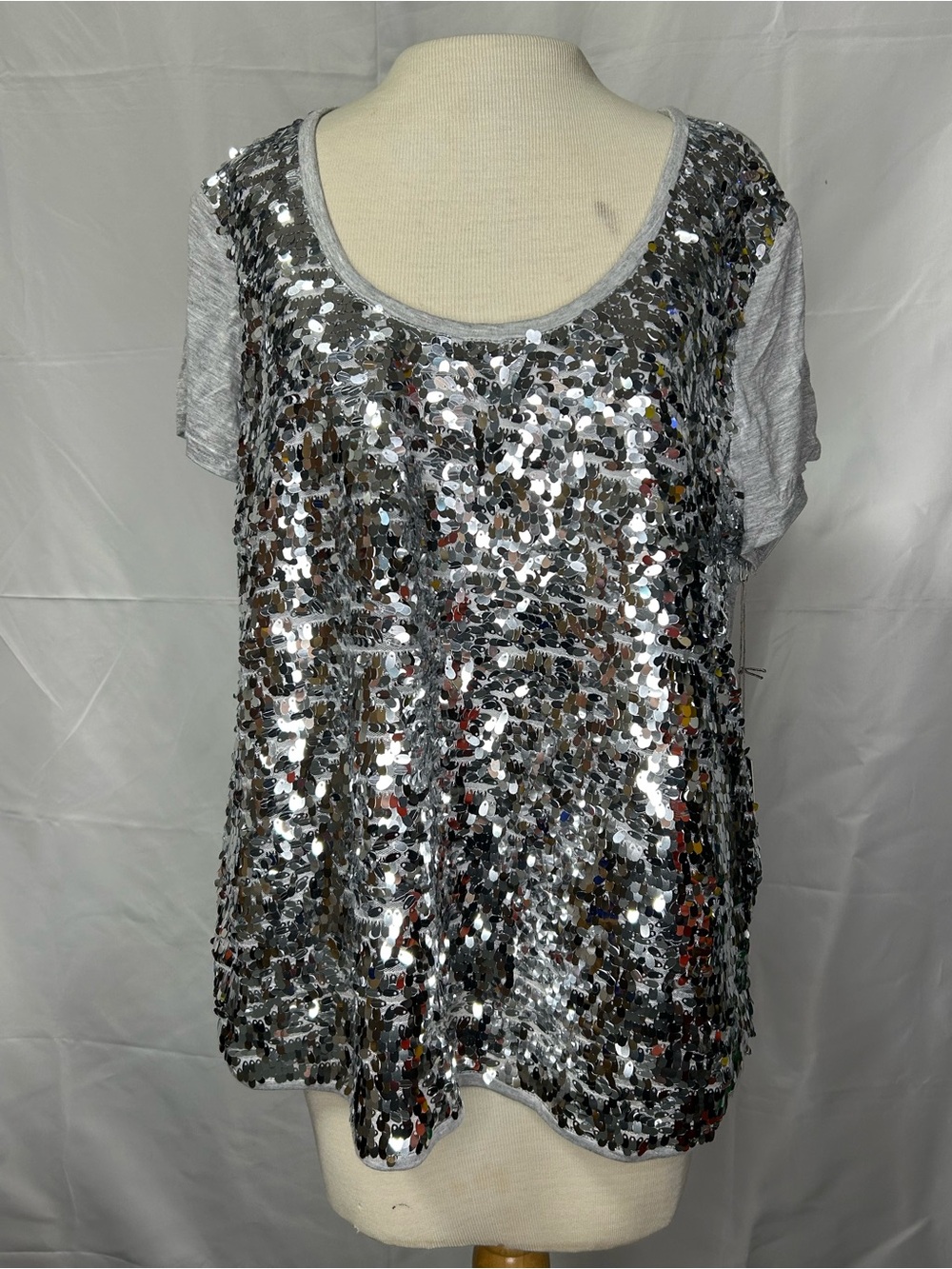 Jennifer Lopez XL Silver Sequin Front Gray Short Sleeve Top NWT - Picture 2 of 11
